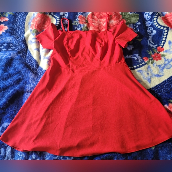 Red cold shoulder dress 24 - Picture 4 of 9